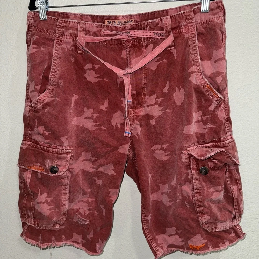 True Religion Men’s Red Cargo Cut Off/ Raw Edge Pockets Logo Shorts Size 32.